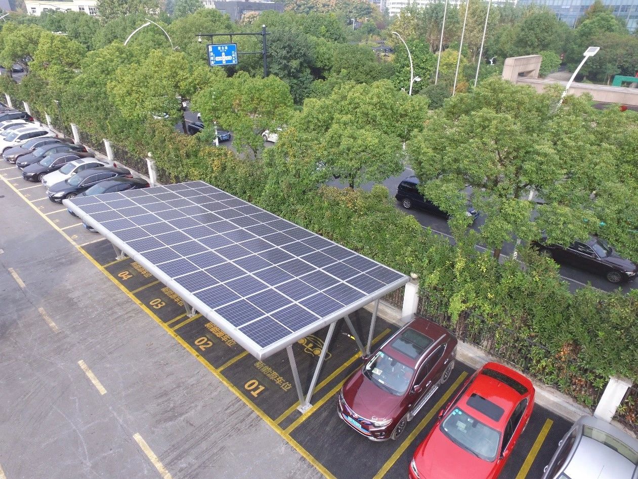 充电停车两不误 | 会发电的停车棚成光伏新宠！